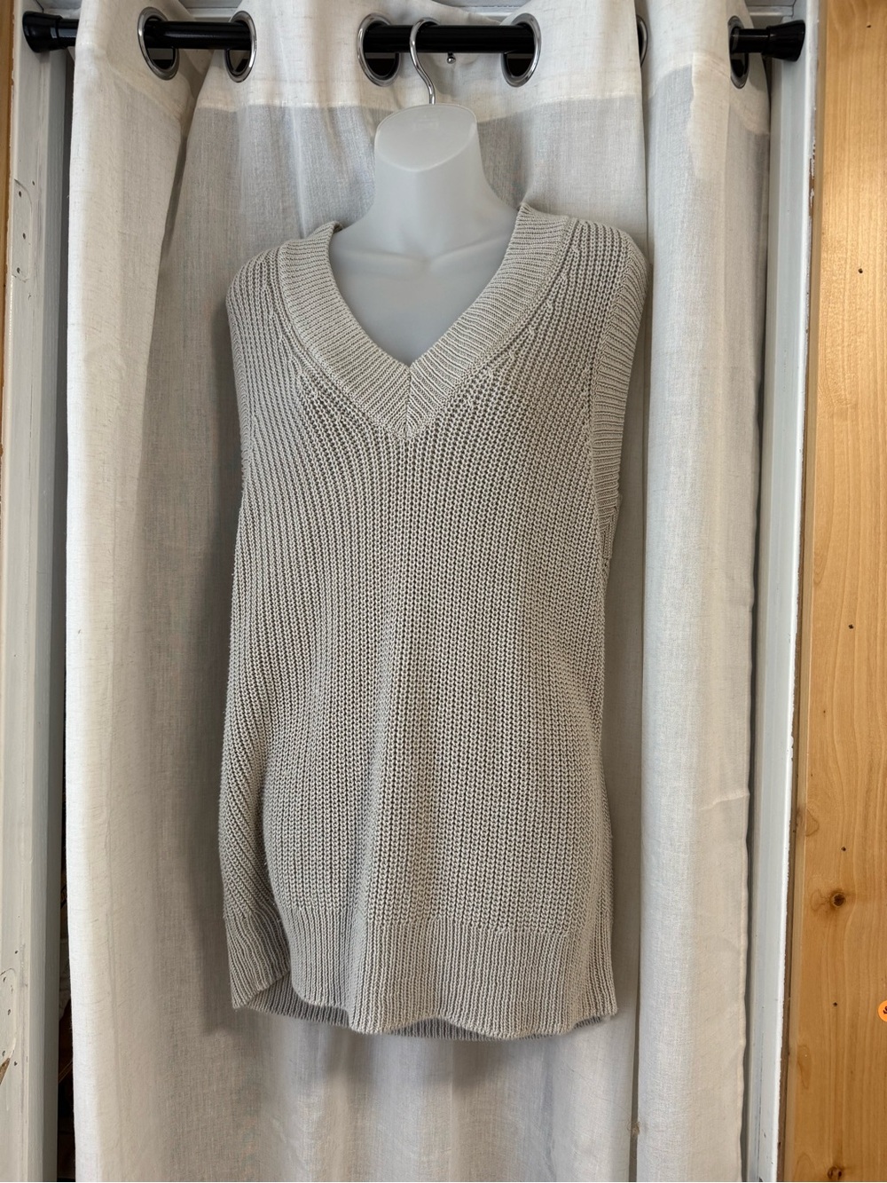 Zara Sleeveless V-Neck Knit Vest in Light Gray Small